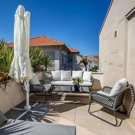 Schickes Und Modernes Maisonette Im Stadtzentrum By Interhome סן טרופז