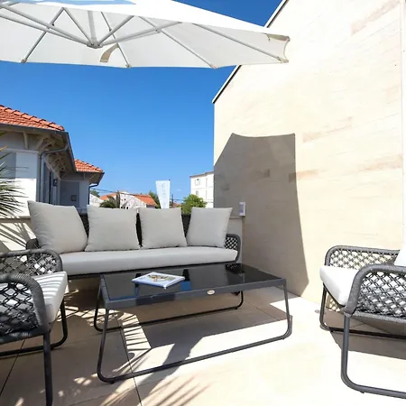 Schickes Und Modernes Maisonette Im Stadtzentrum By Interhome Semesterbostad Saint-Tropez