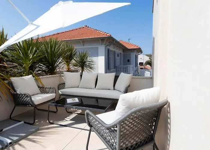 Holiday home Schickes Und Modernes Maisonette Im Stadtzentrum By Interhome